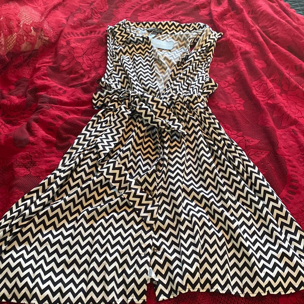 Button front dress with tie at waist, never worn.✨